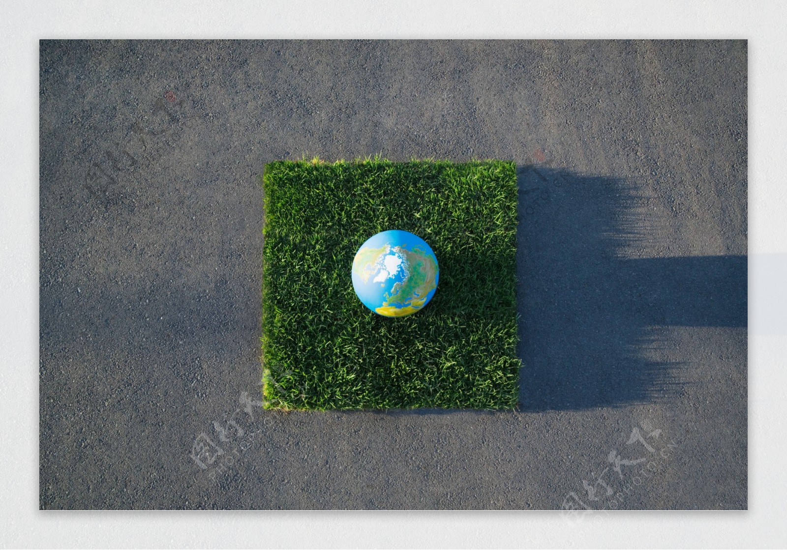 方形草地上的蓝色地球图片