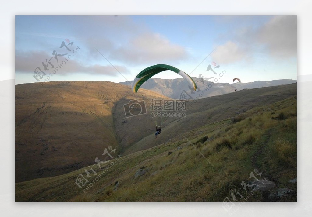 在高山上玩滑翔伞的人