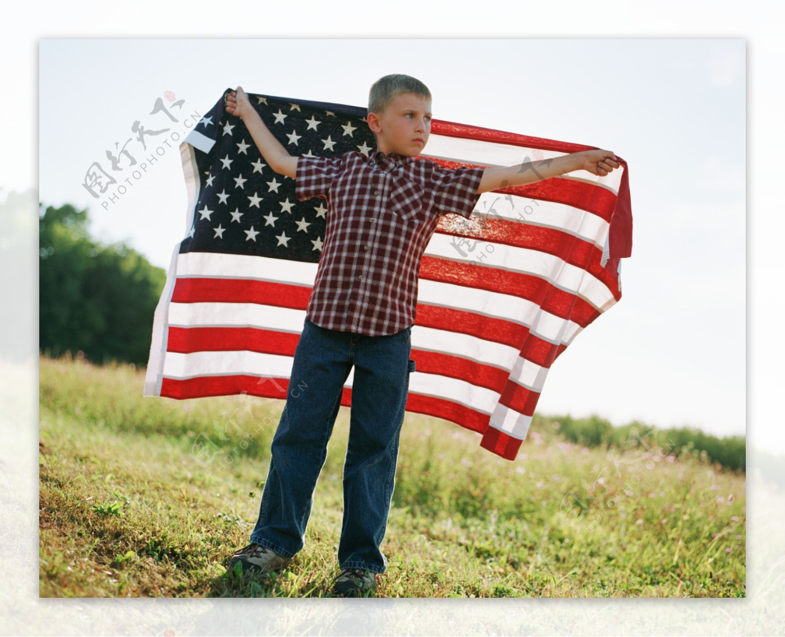 披着国旗的男孩图片