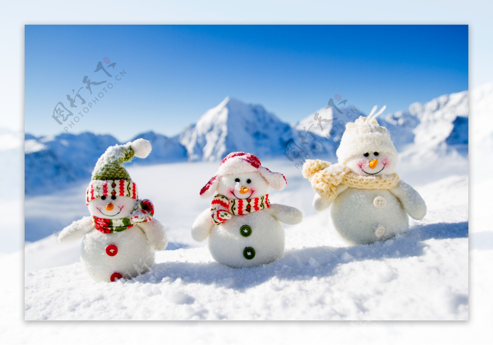 站在雪地里的圣诞雪人图片
