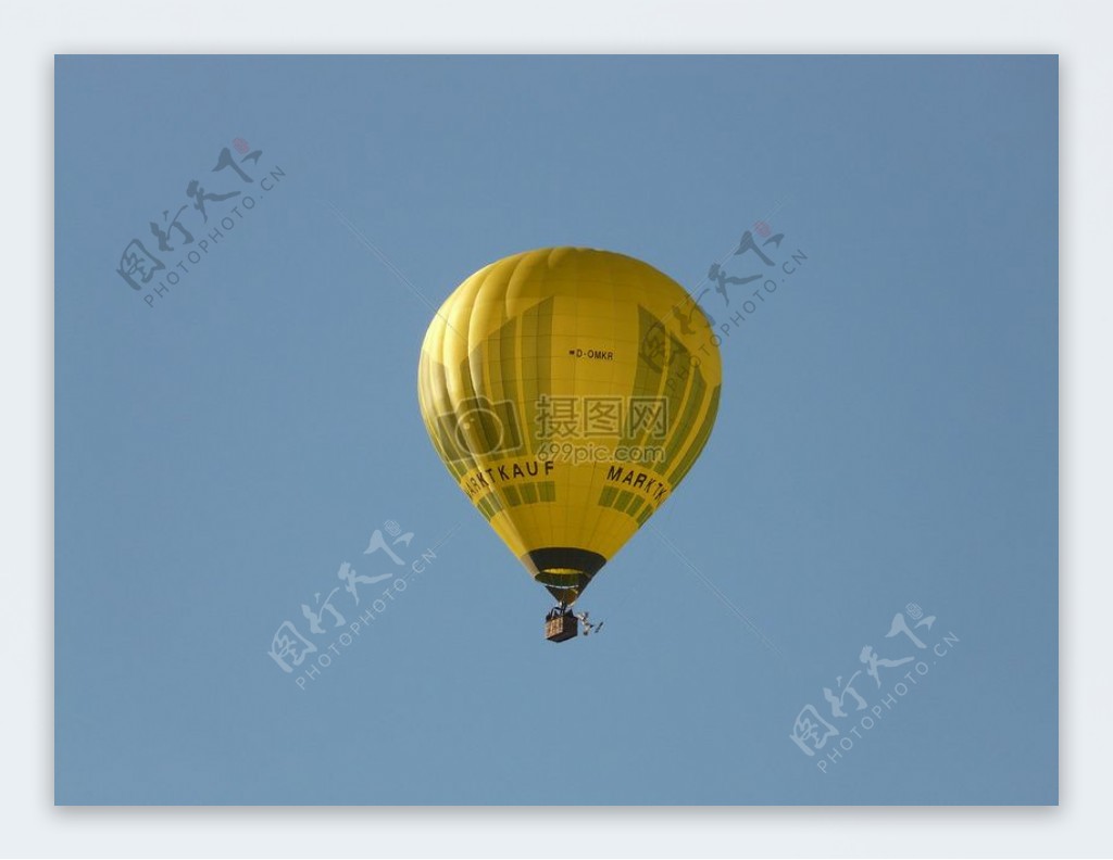 黄色升空的热气球