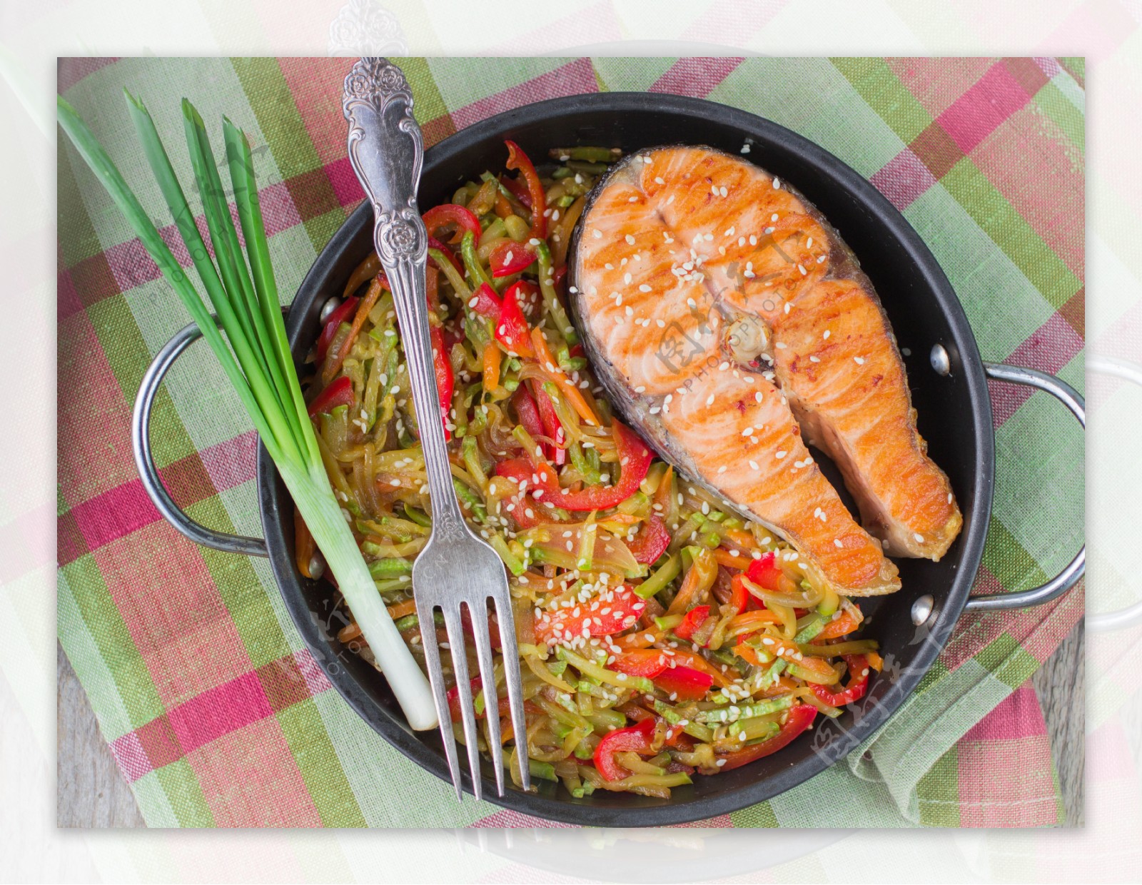锅里的蔬菜食物与鱼肉图片