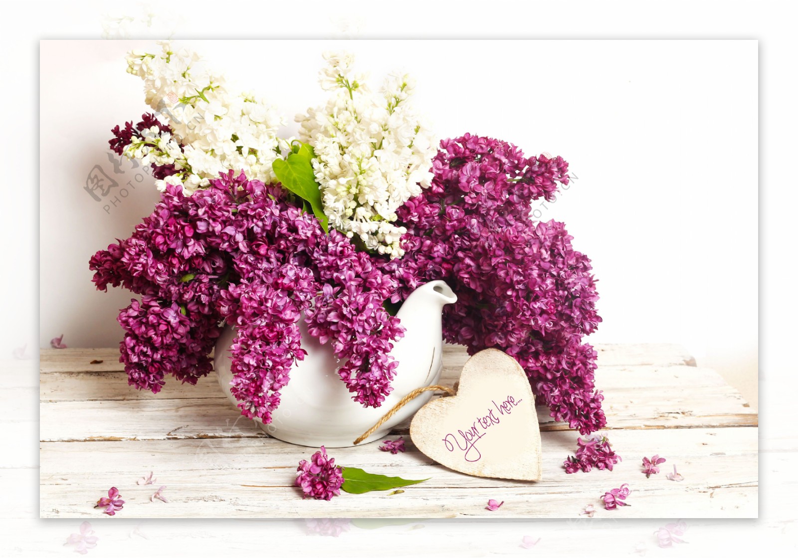 紫色鲜花与爱心贺卡图片