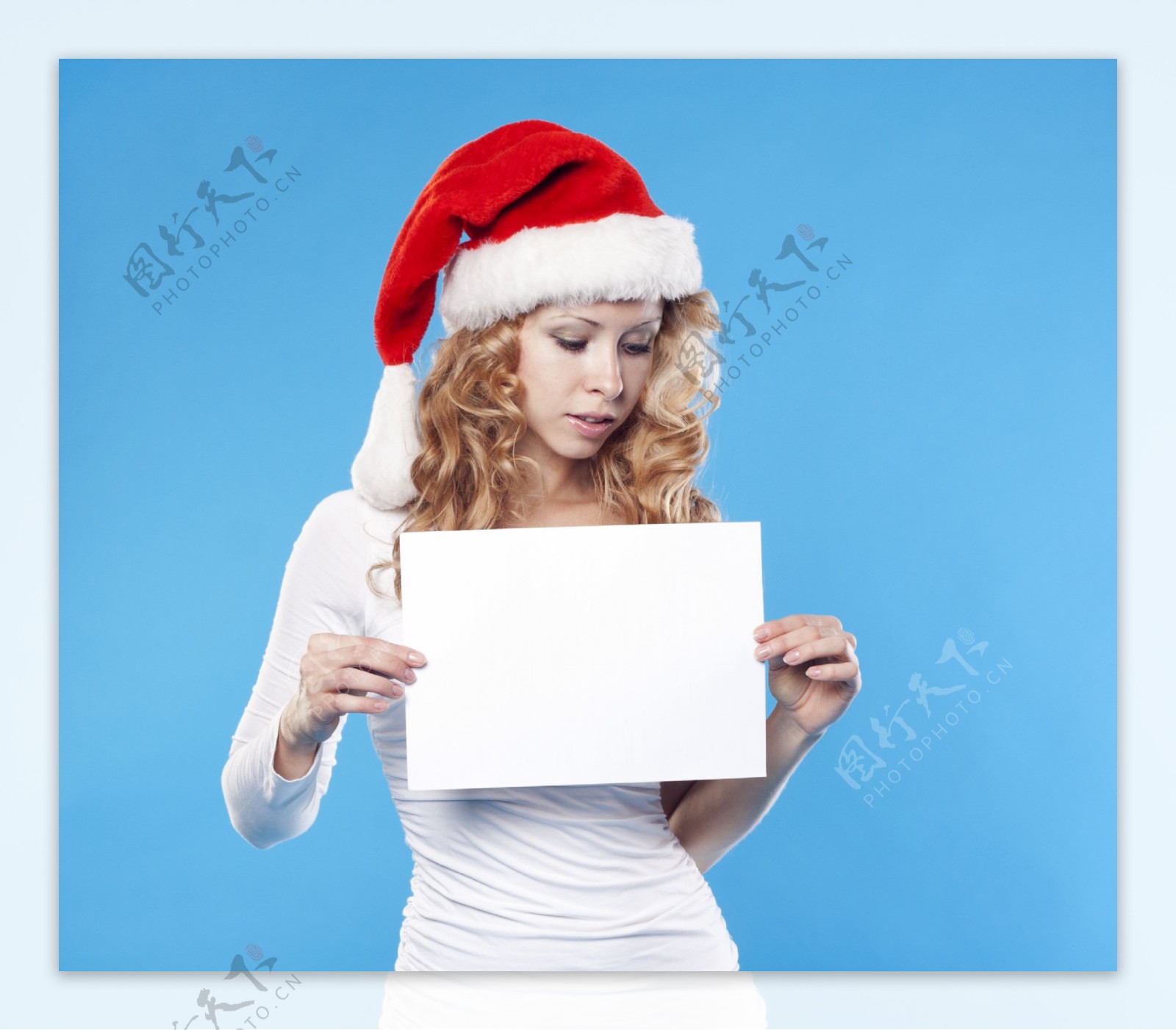 手拿空白纸板的圣诞美女图片