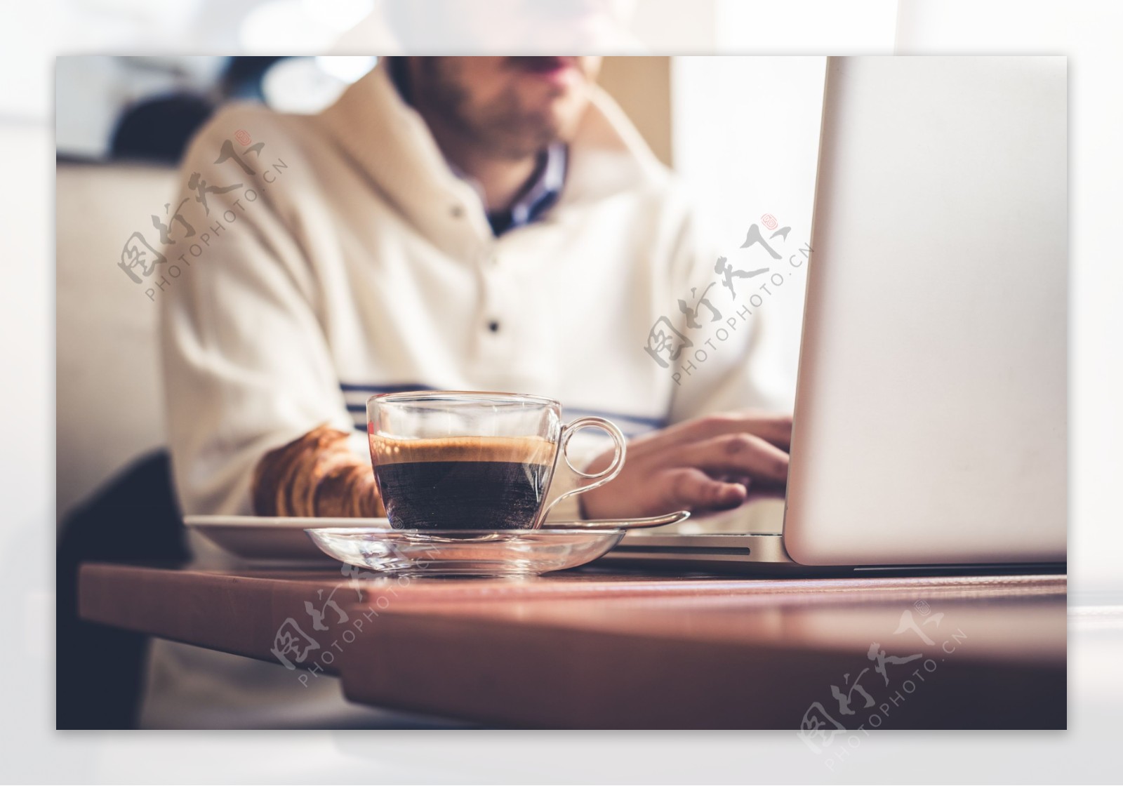电脑桌边的咖啡图片