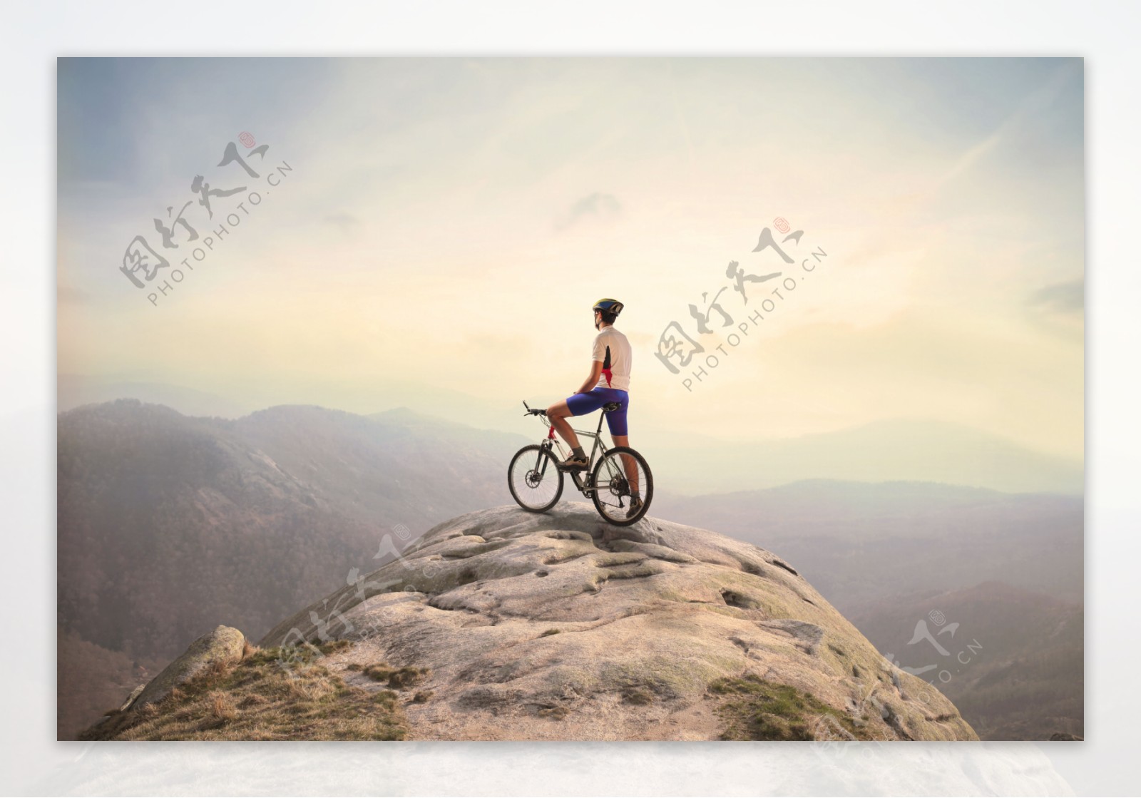 山顶骑自车的男人图片