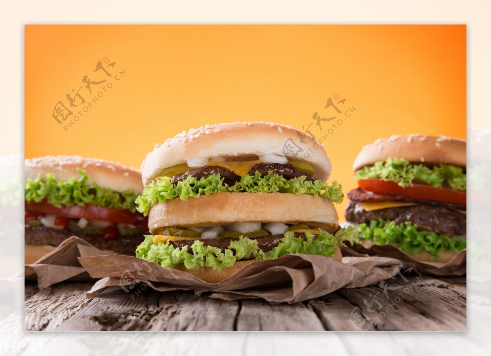 木板上的汉堡包图片
