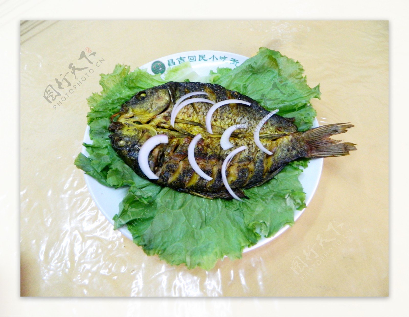 新疆美食烤全鱼图片