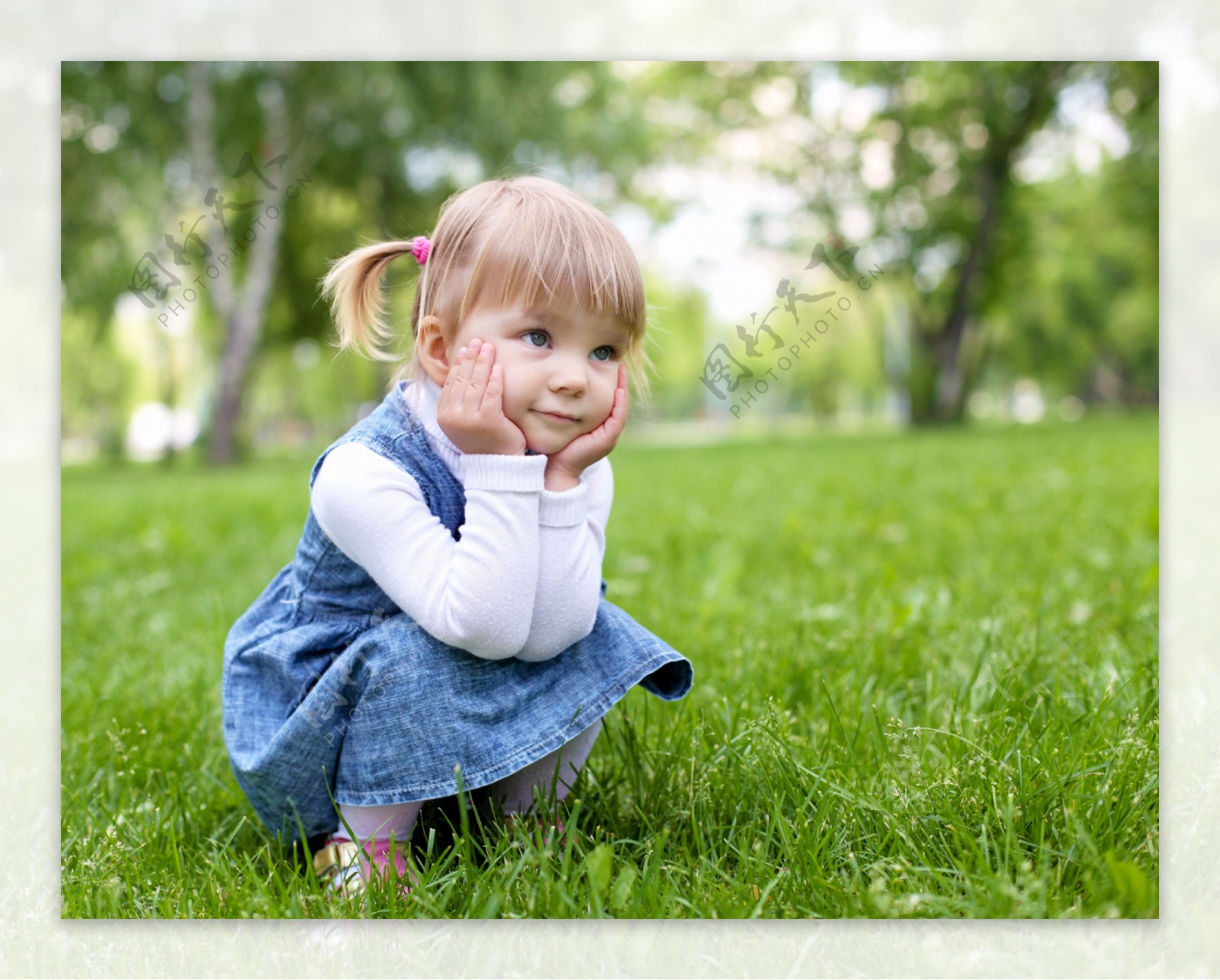 蹲在草地上的小女孩图片