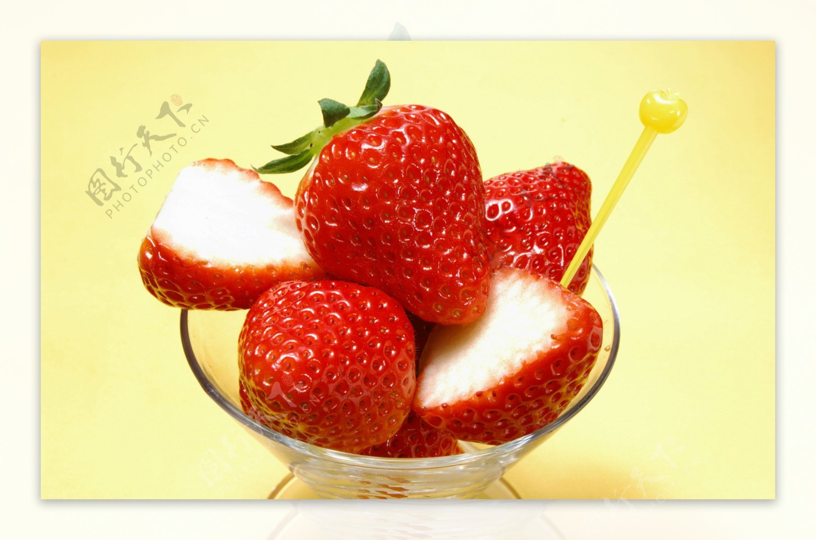 剖开的草莓用来制作冰淇淋
