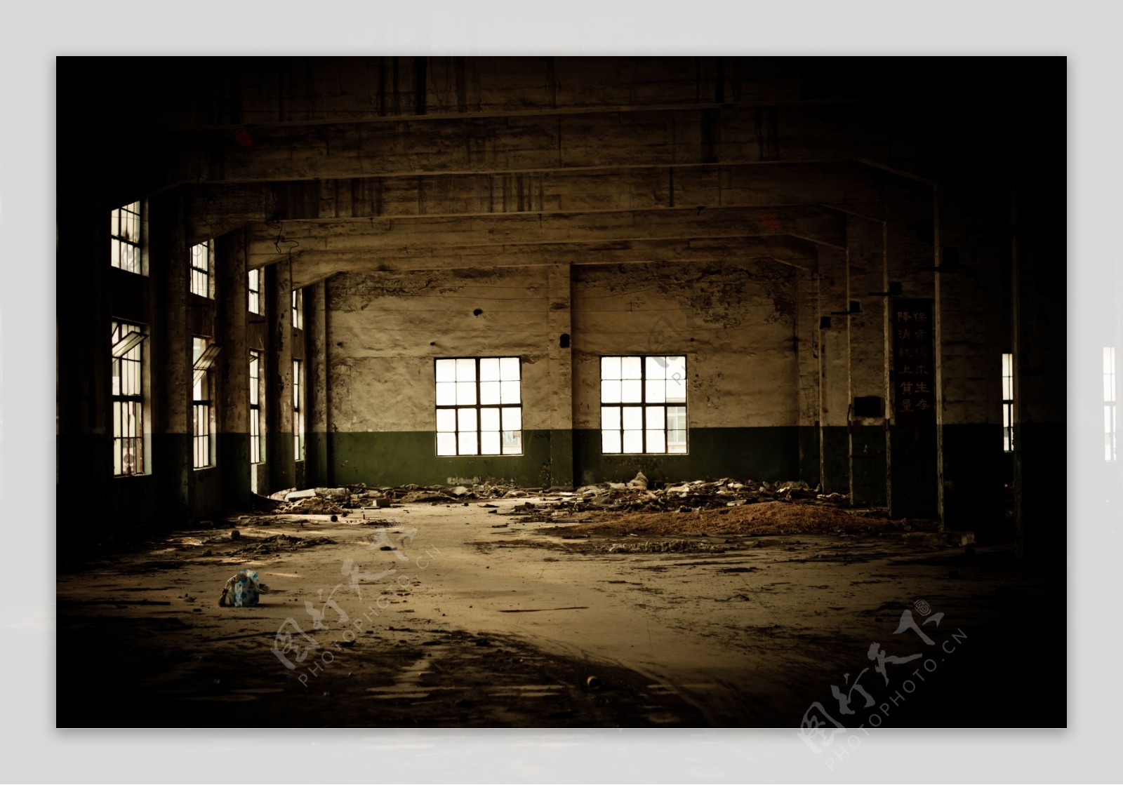 废弃的工厂车间图片