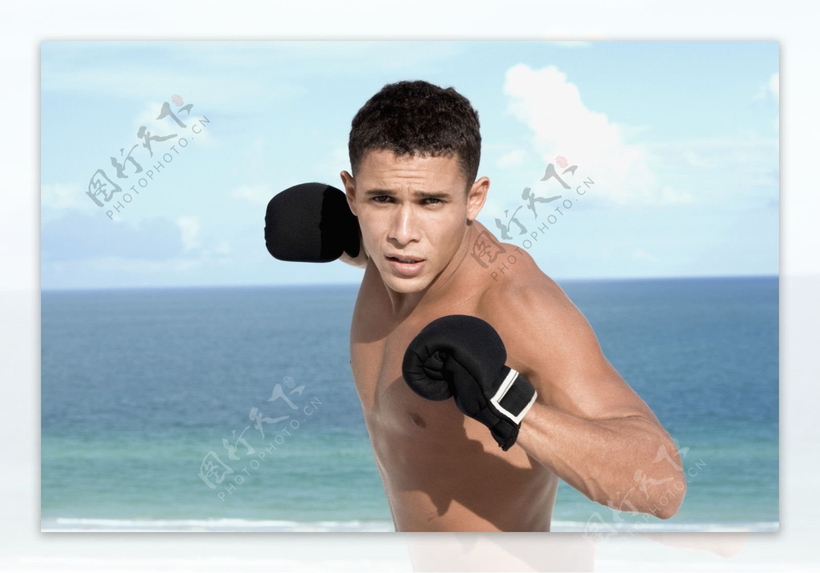 打拳击的外国男子图片
