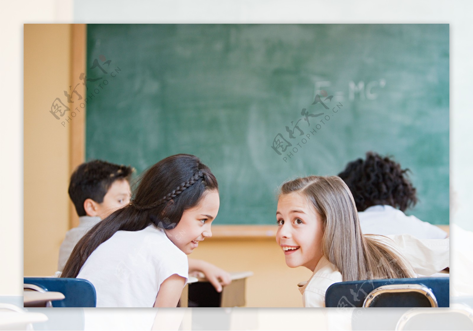 室内课间开心聊天的小学生图片