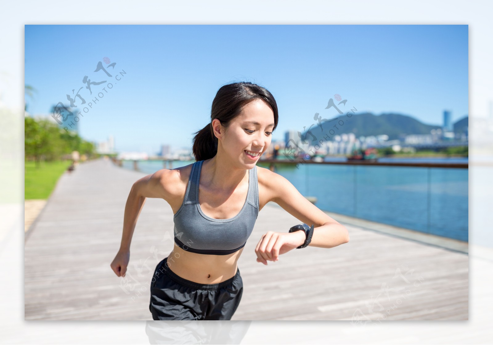 女性慢跑训练图片下载 - 觅知网