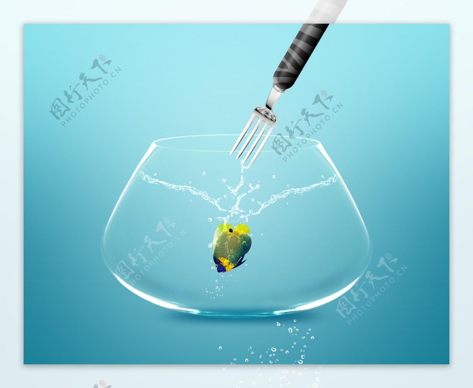 叉子与玻璃鱼缸里的鱼