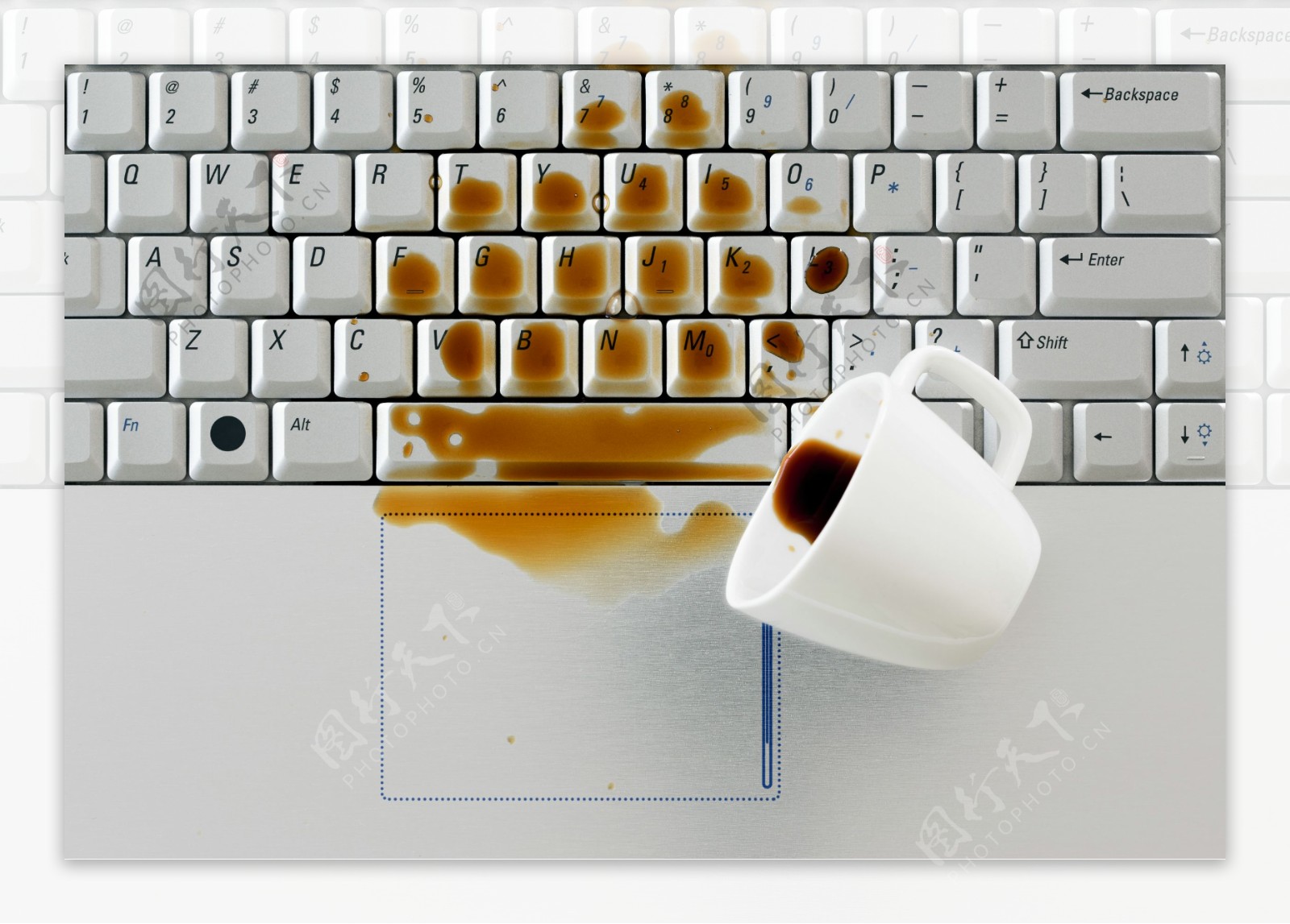 键盘上洒的咖啡图片