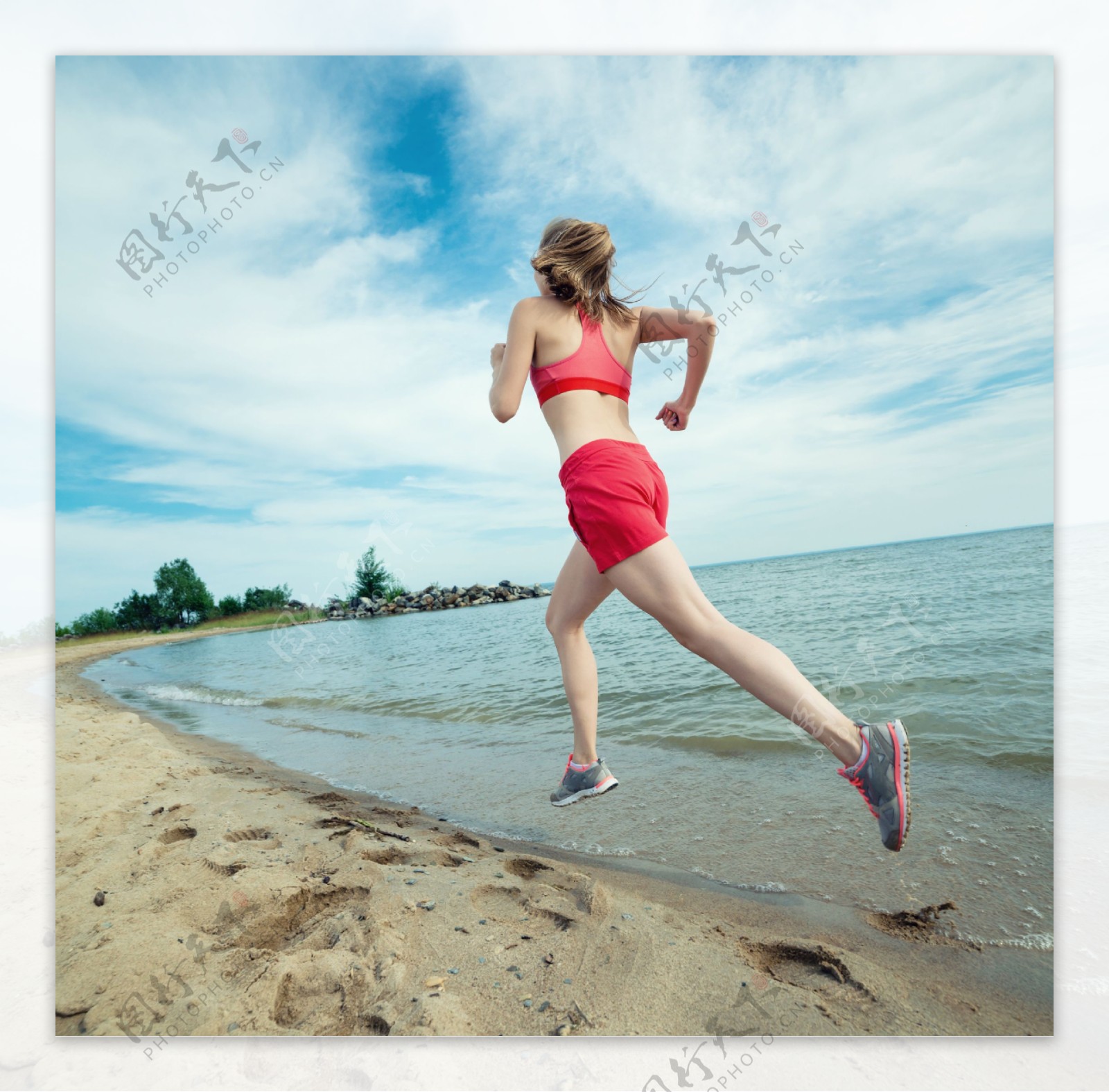 沙滩上跑步美女图片