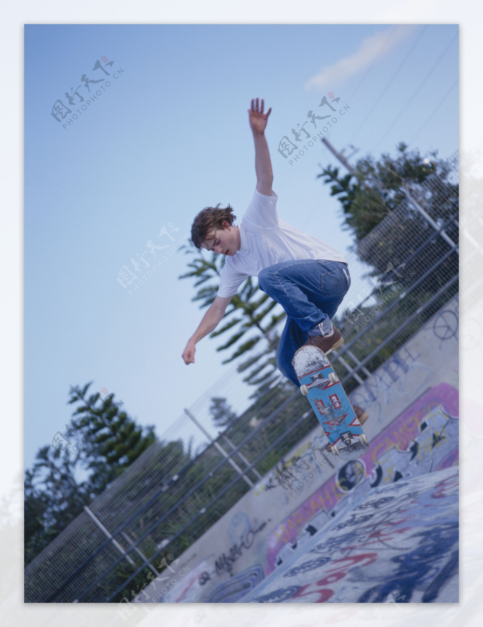玩滑板的男生图片素材-编号32888648-图行天下