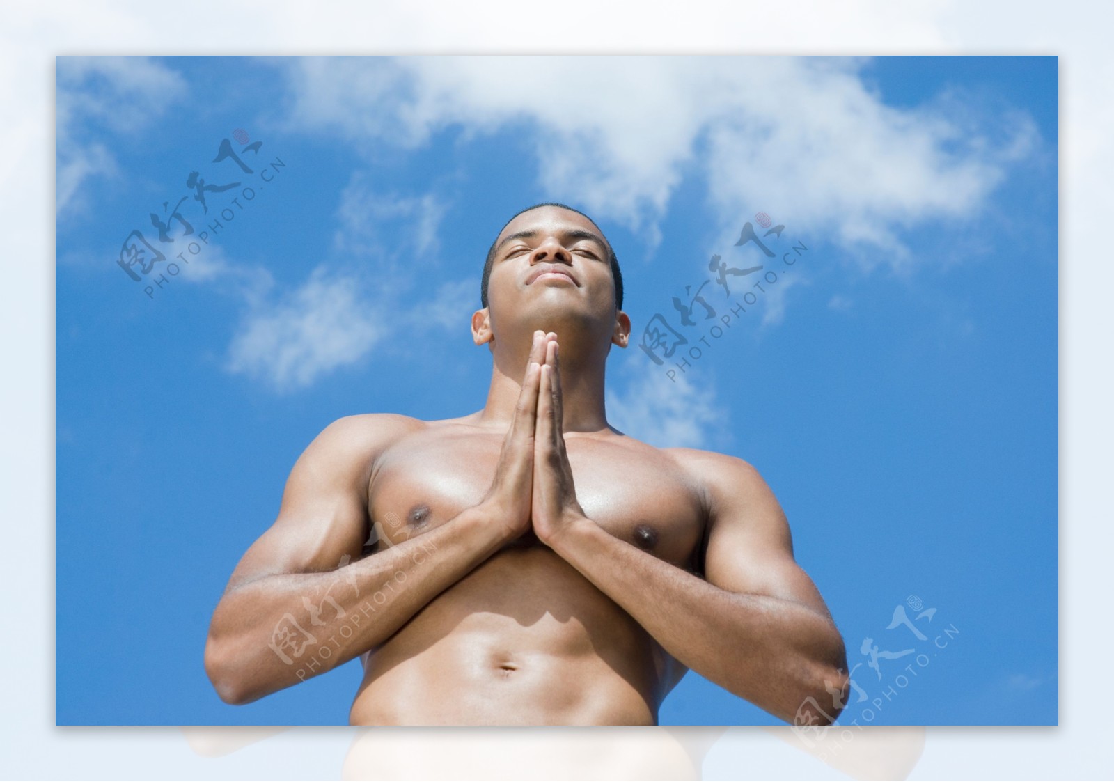练瑜珈的肌肉男性图片