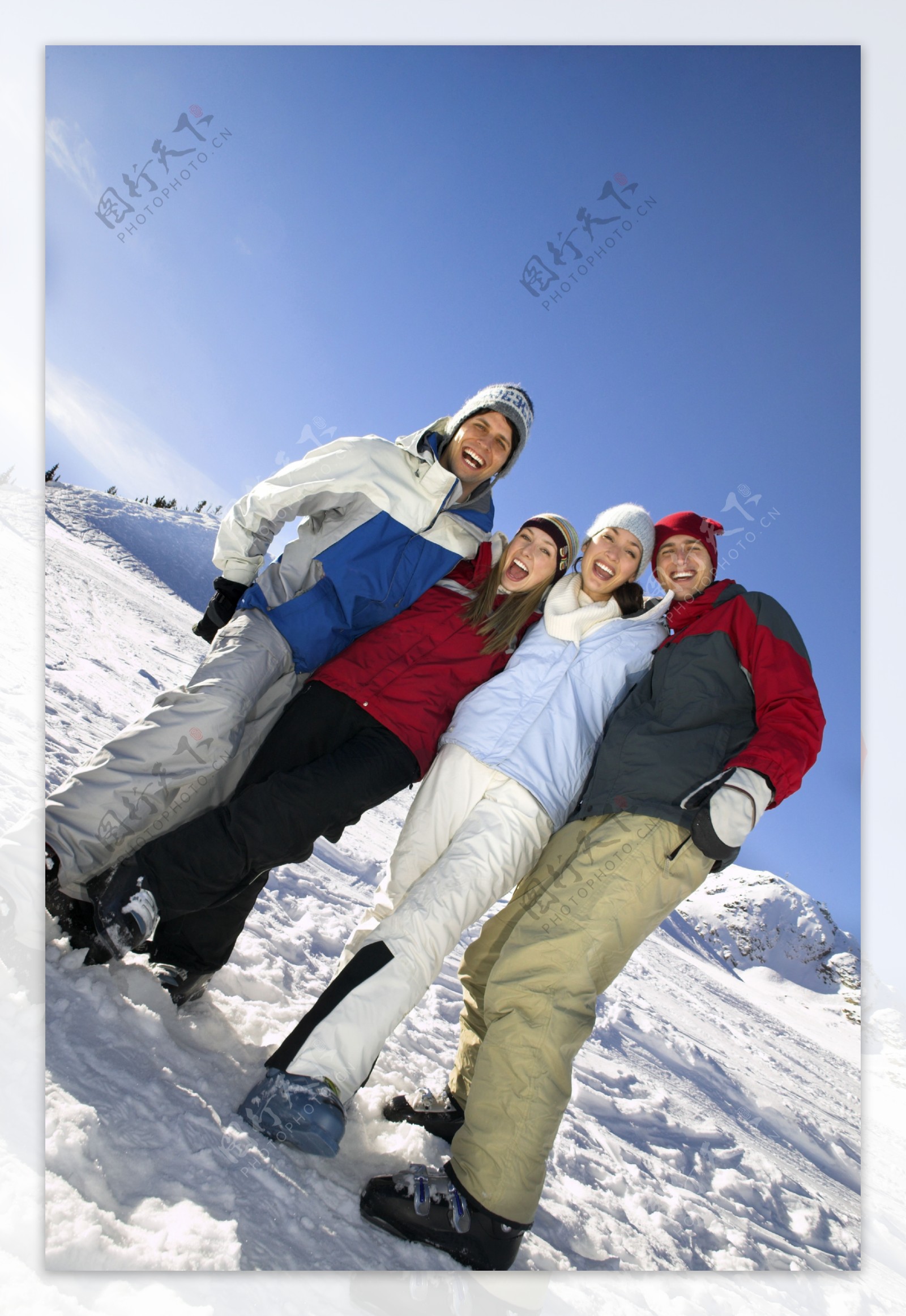 雪地上的快乐男女图片