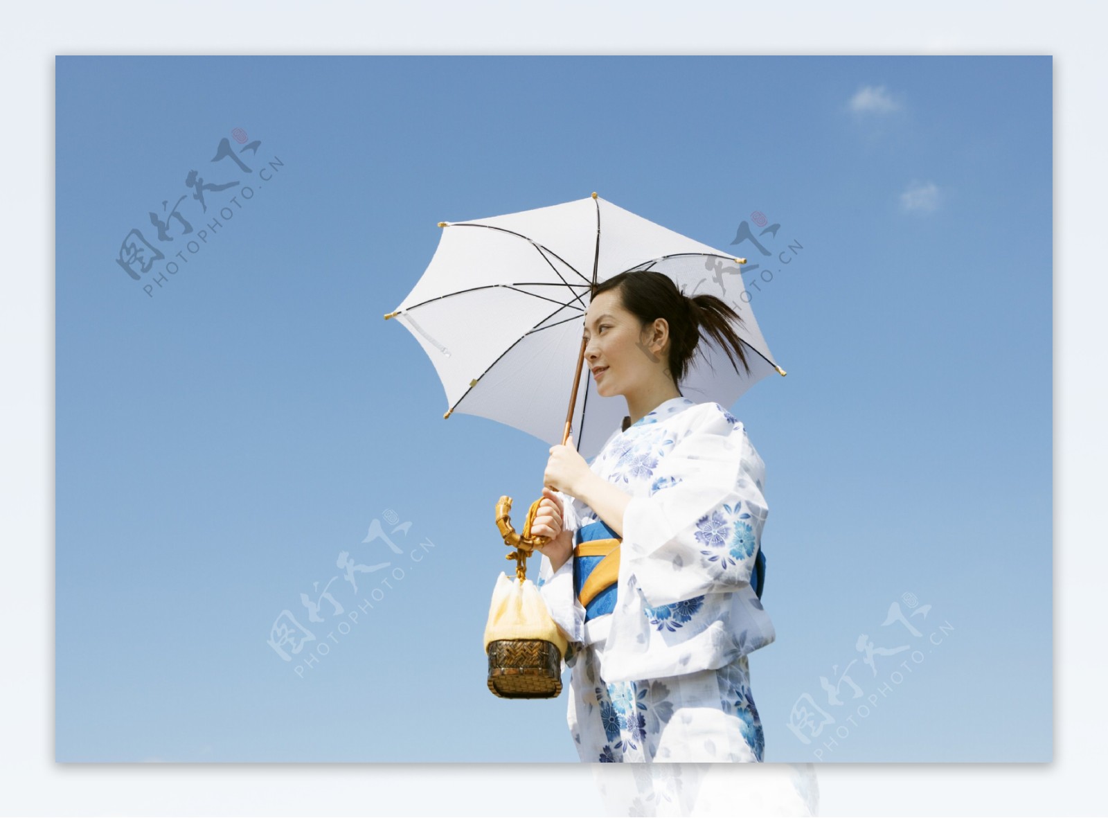 打雨伞的日本美女图片