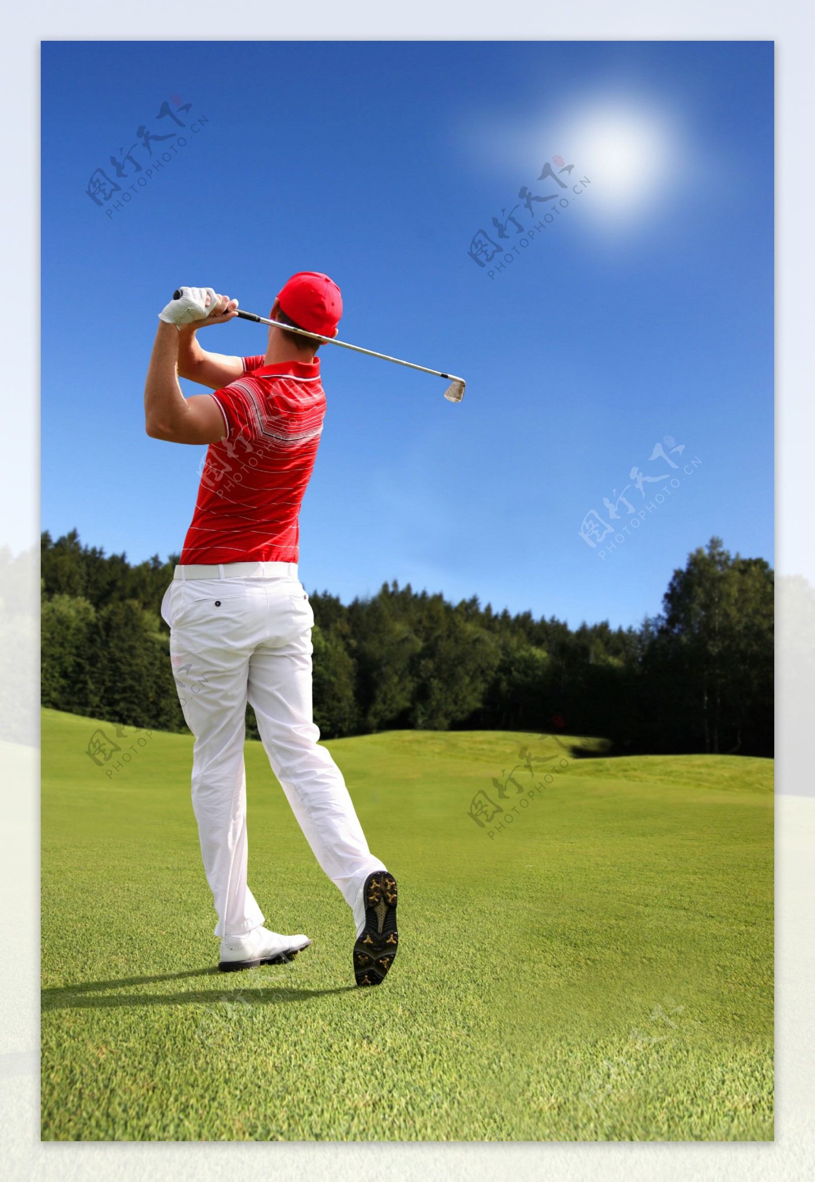 打高尔夫球的男士背影图片