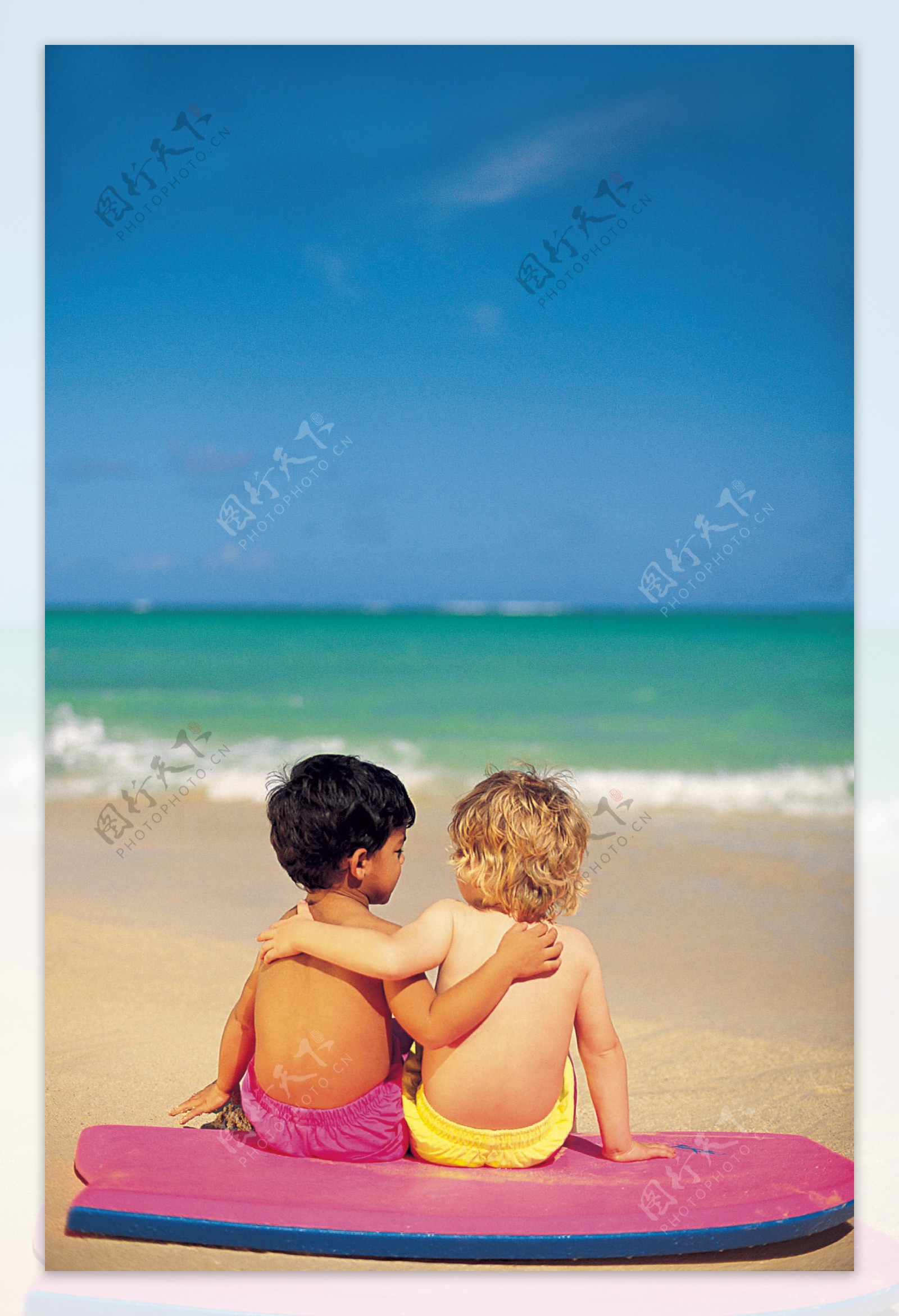 沙滩上玩耍的小男孩图片