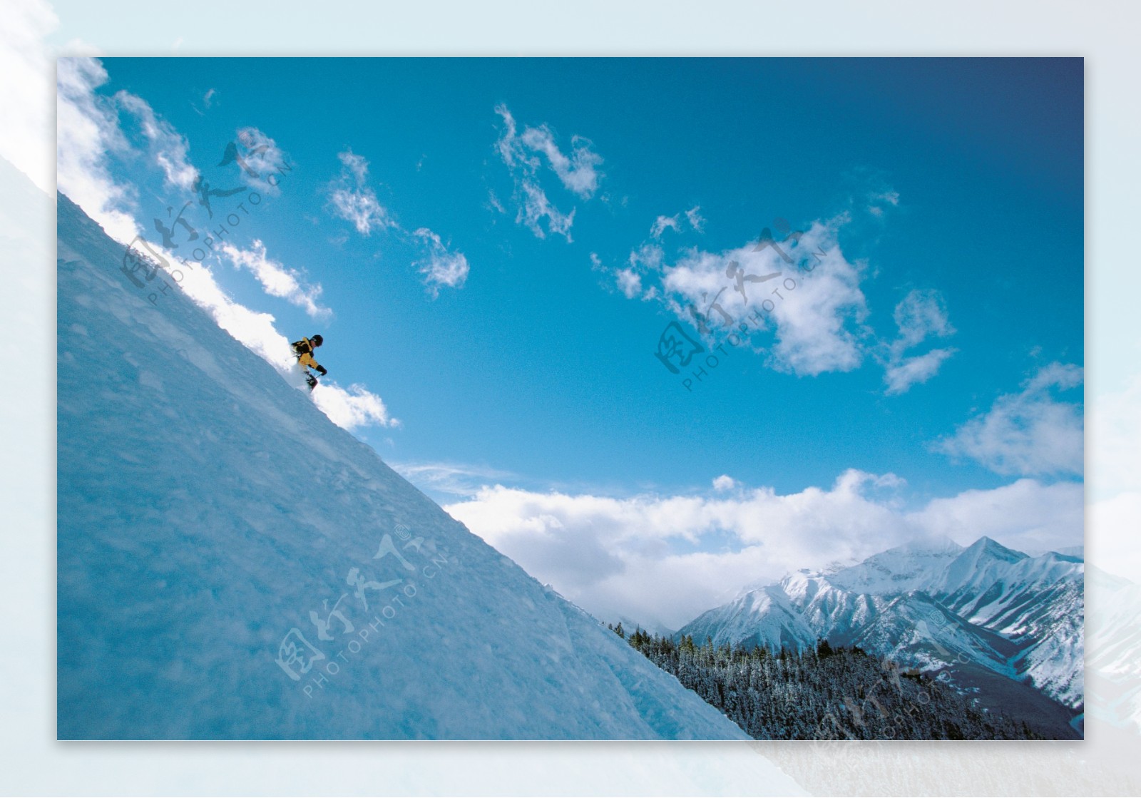 斜坡上滑雪的人物