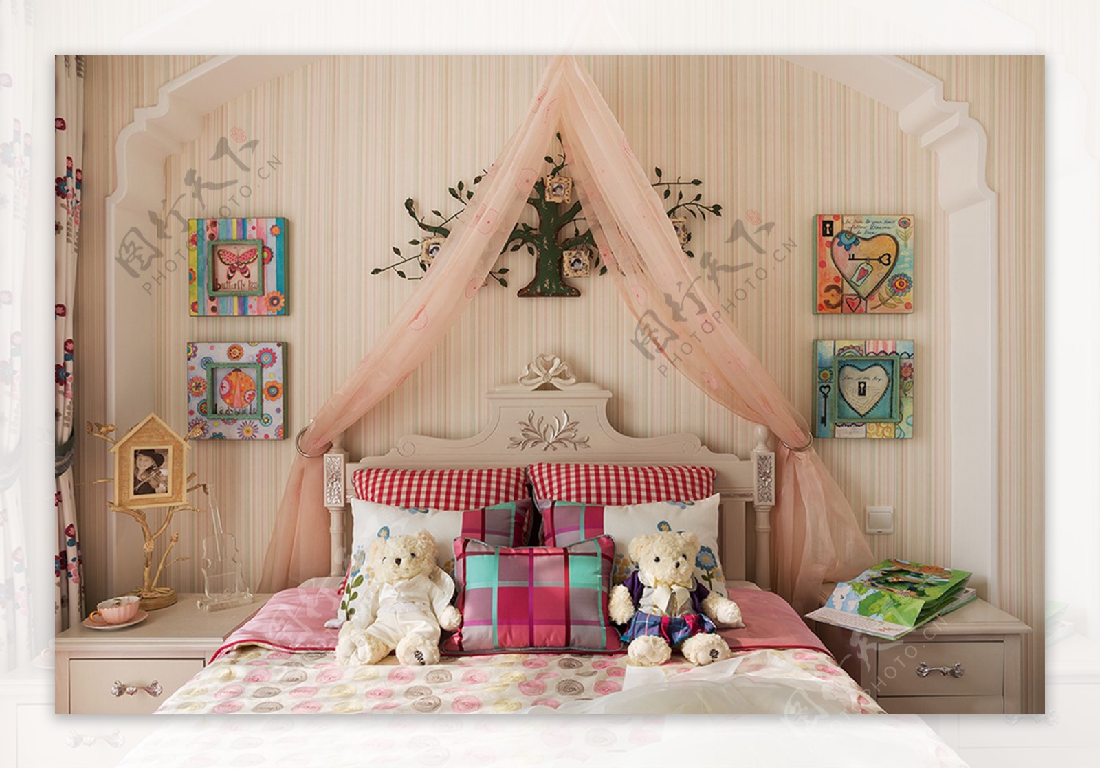 美式粉色卧室大床背景墙设计图