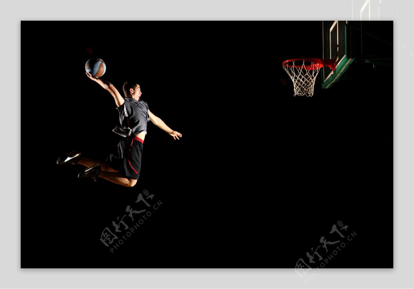 灌篮的篮球运动员图片