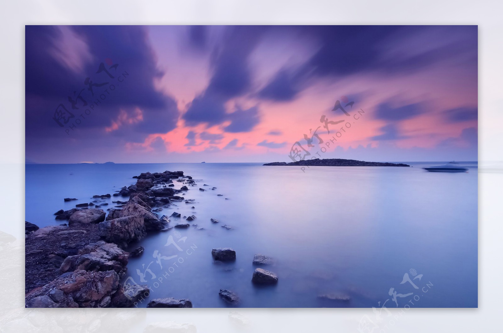 唯美紫色海滩风景图片