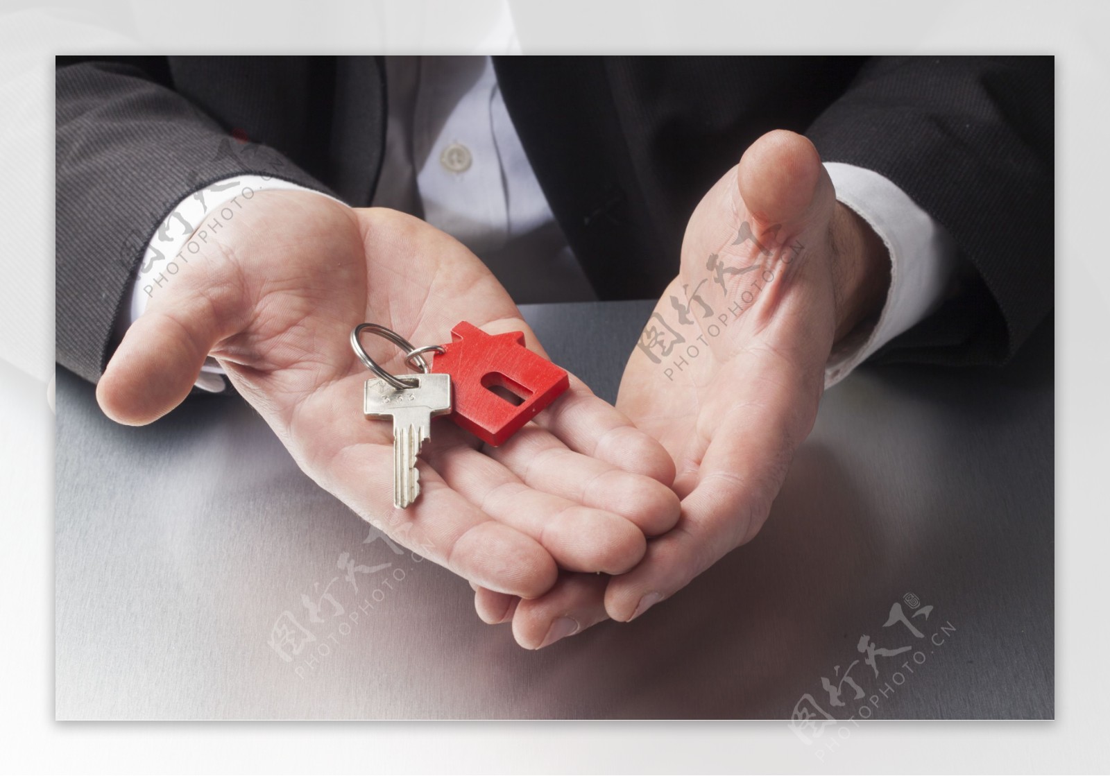 双手里的钥匙和房子钥匙链图片
