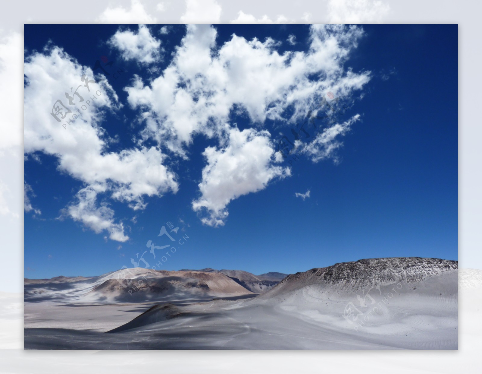 唯美蓝天白云沙漠风景图片