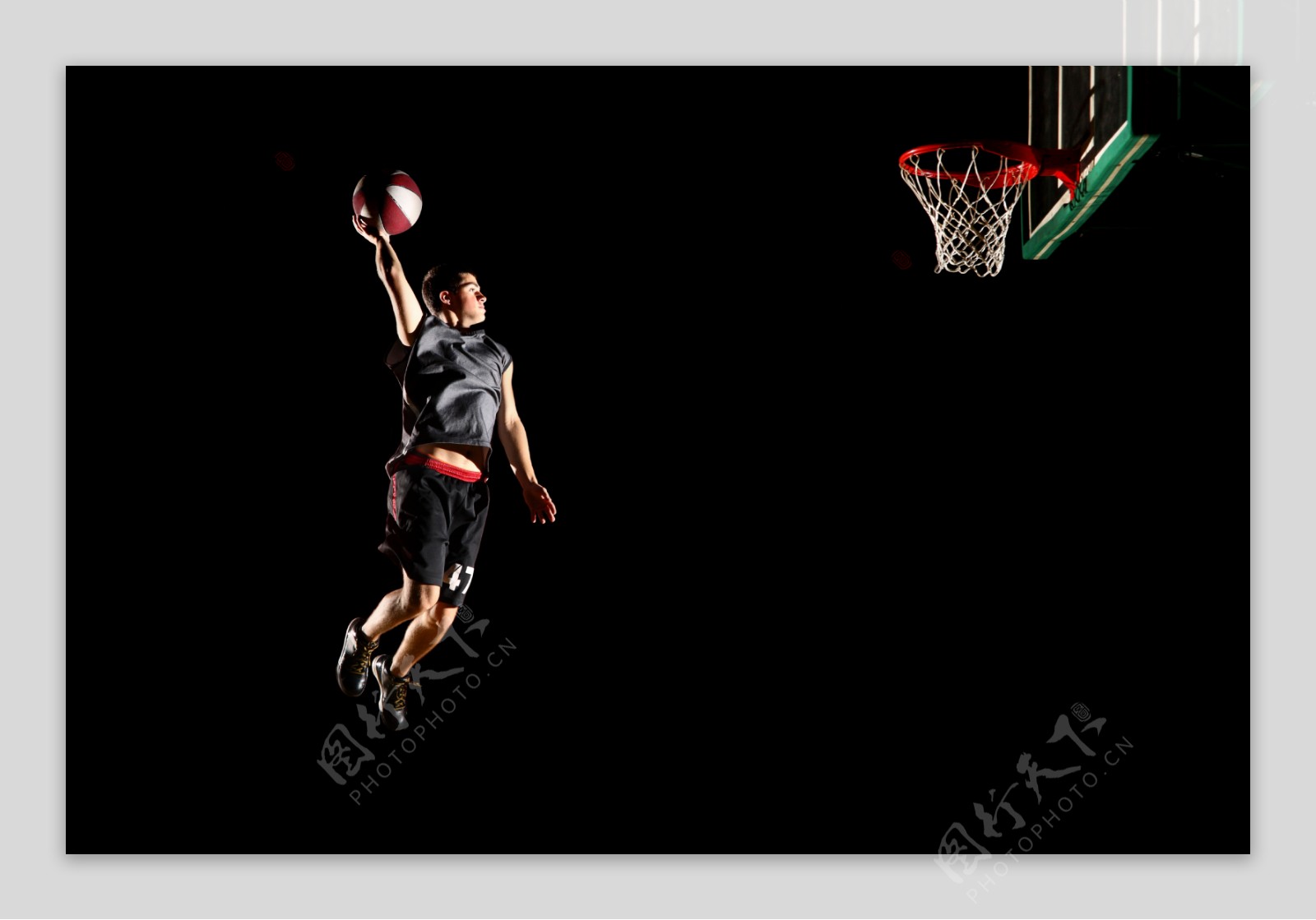 灌篮的篮球运动员图片