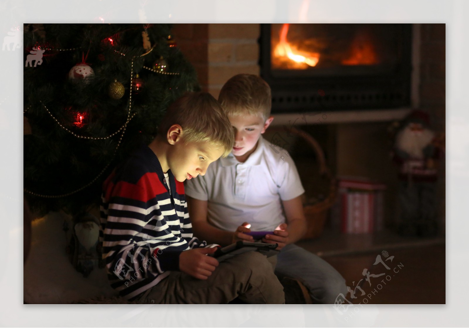 圣诞节打游戏的男童图片