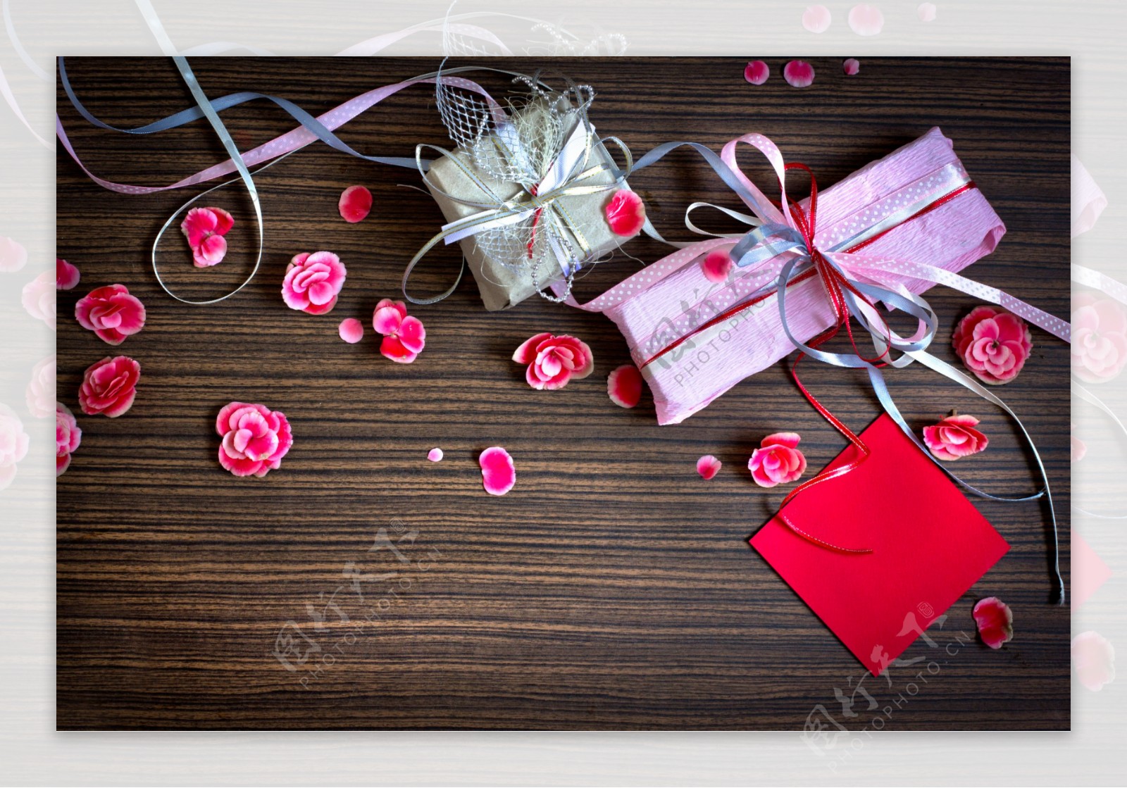 礼物鲜花与木板背景图片