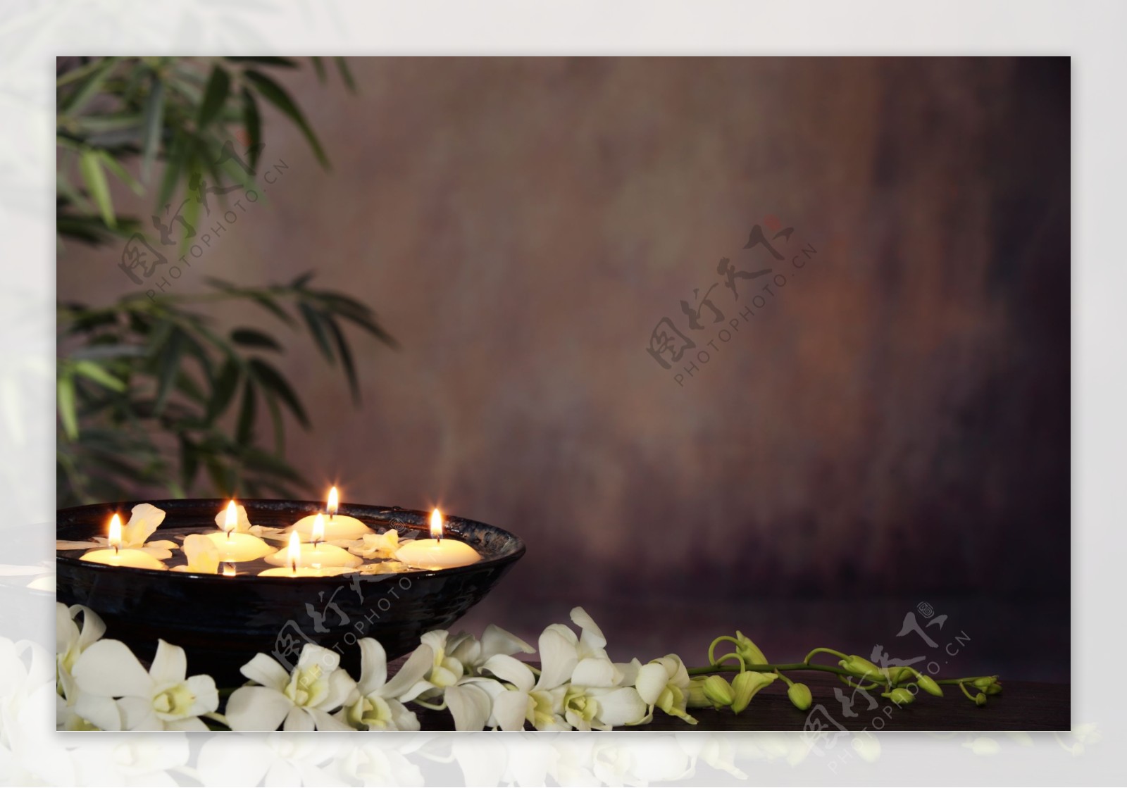 花朵和盘子里的香薰蜡烛图片