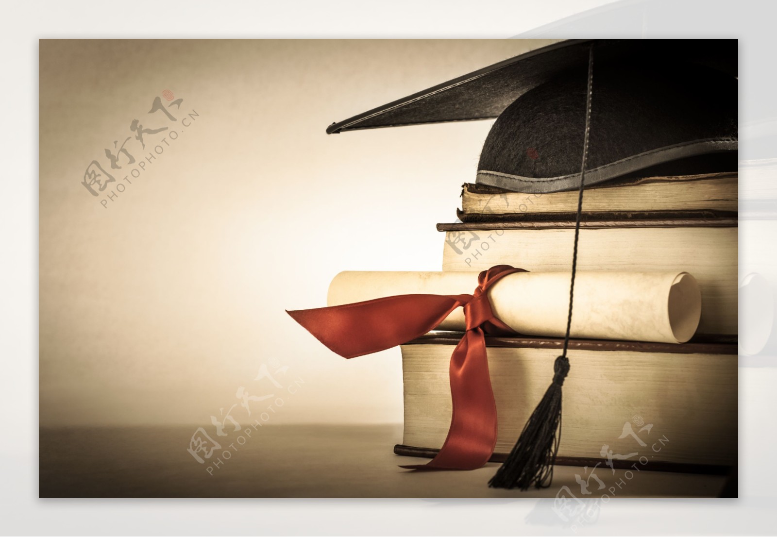 书籍上的博士帽与证书图片