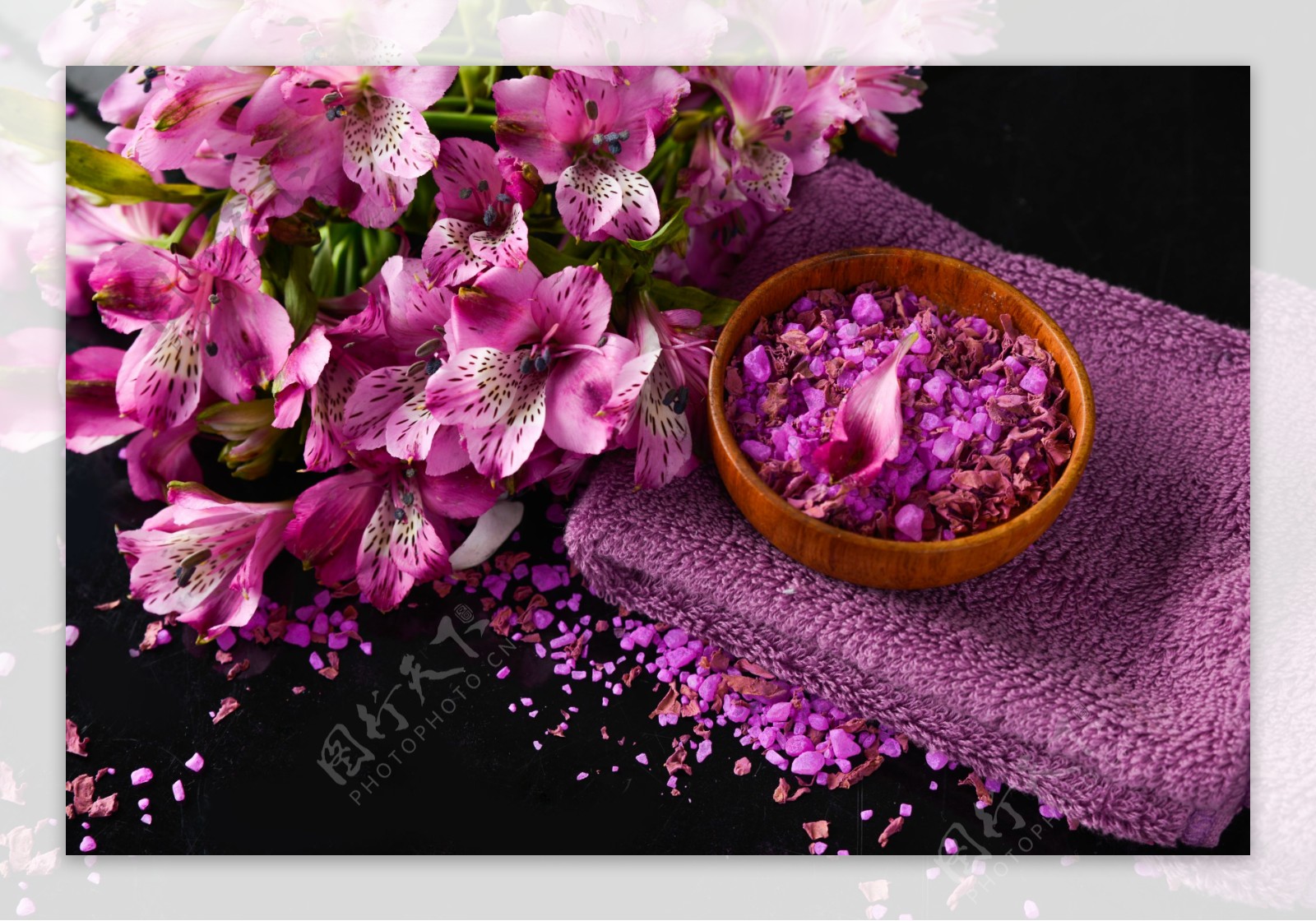 紫色花朵与毛巾图片
