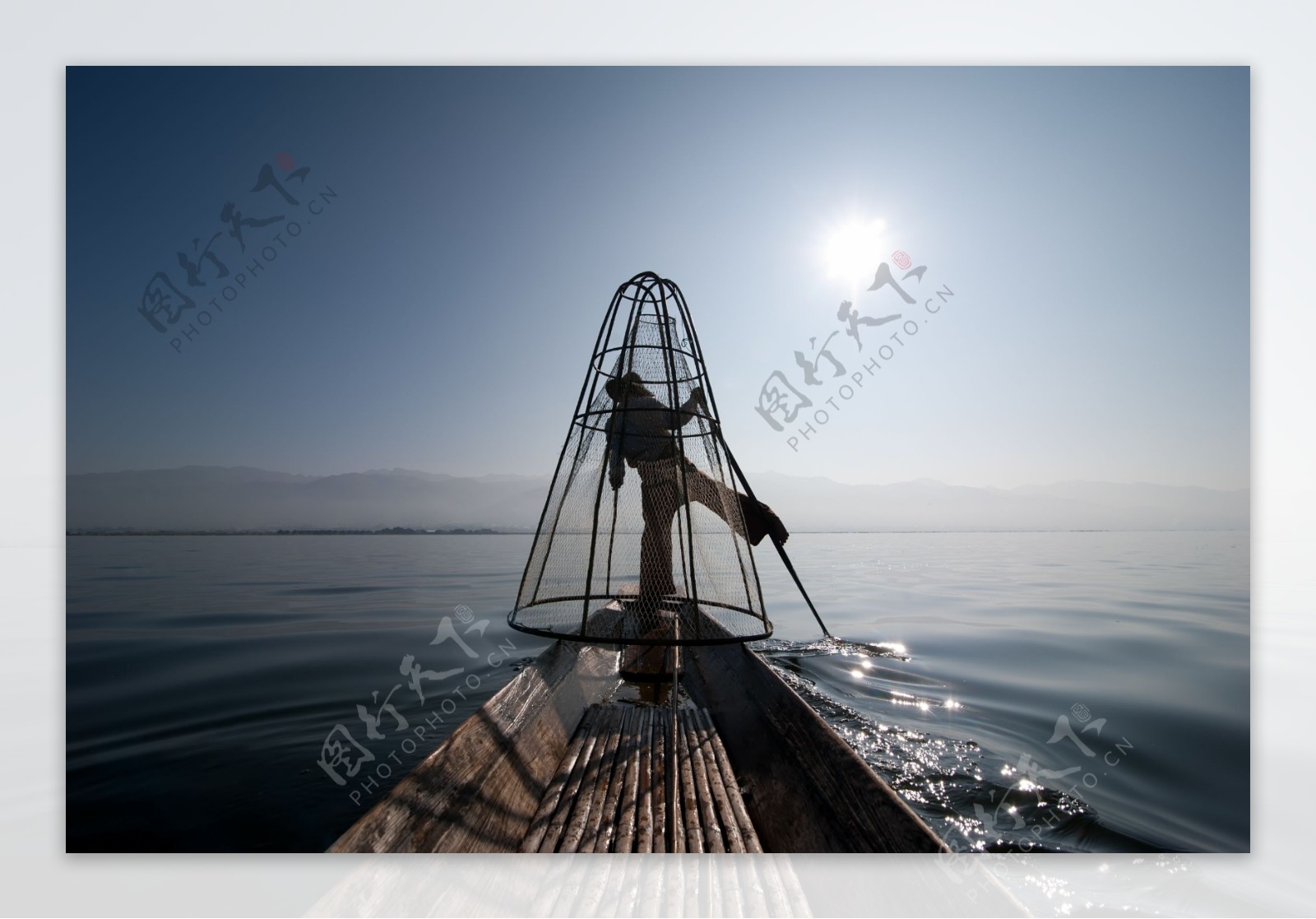 渔船捕鱼的渔民图片