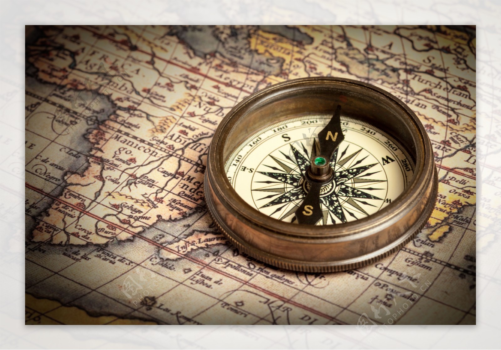 指南针与航海地图背景图片