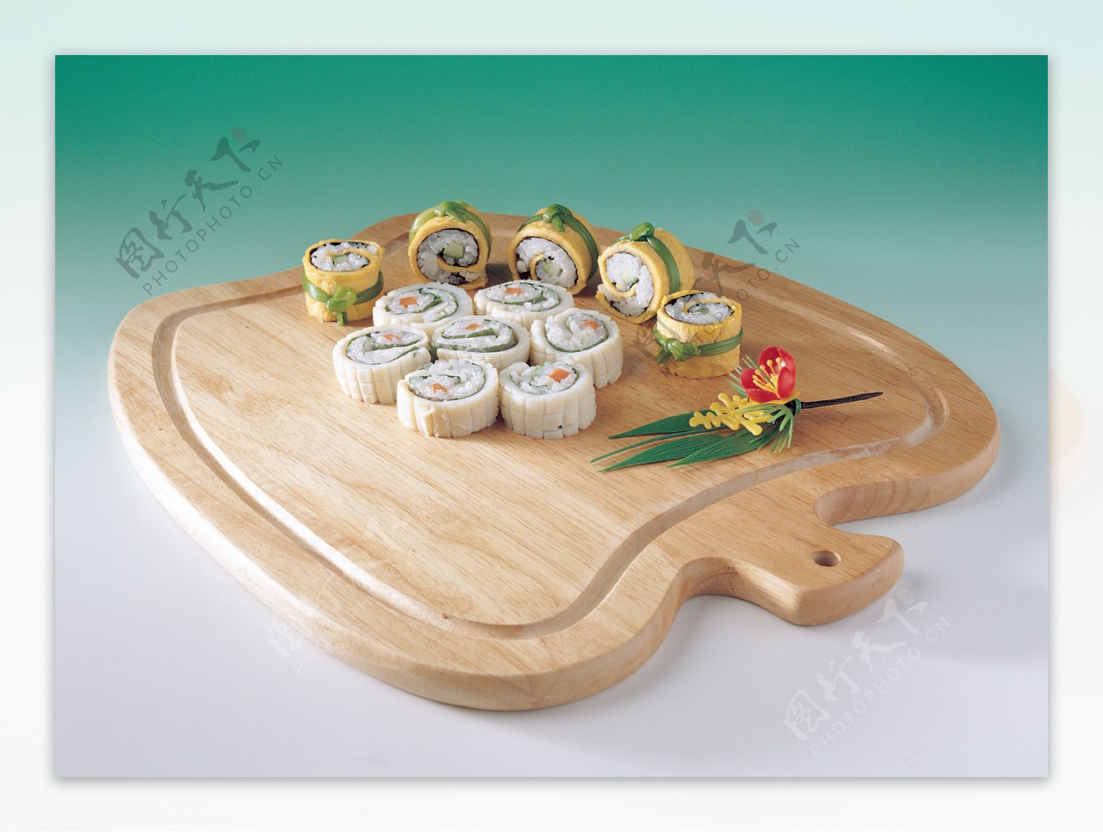 砧板上的寿司图片