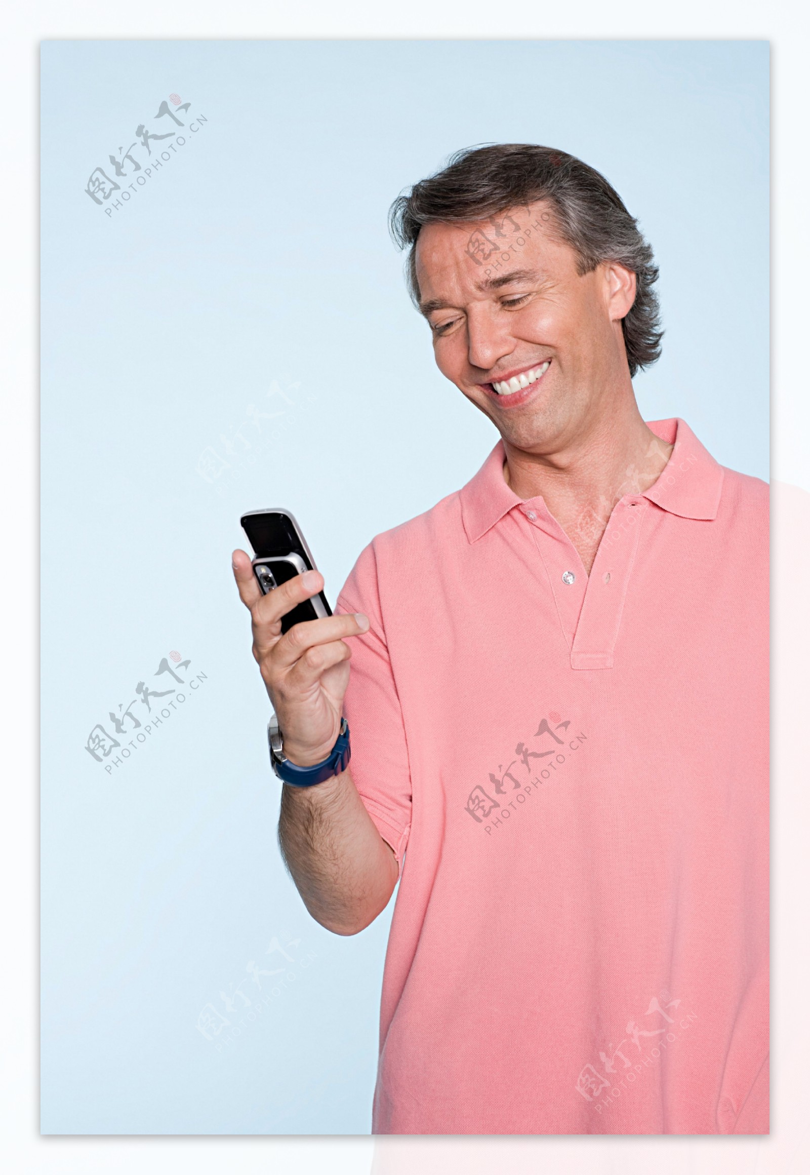 拿着手机笑的男人图片