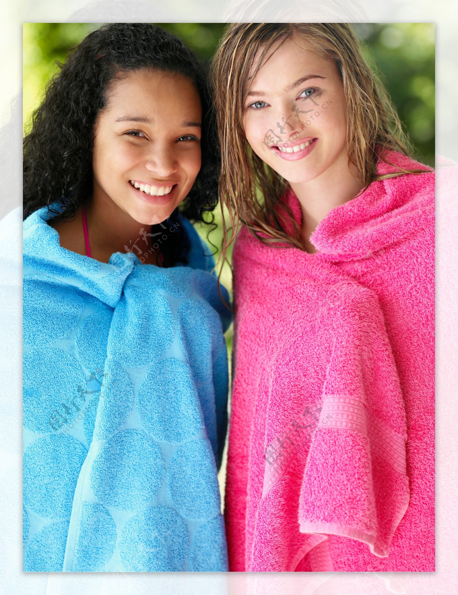 裹着浴巾的两个女生图片