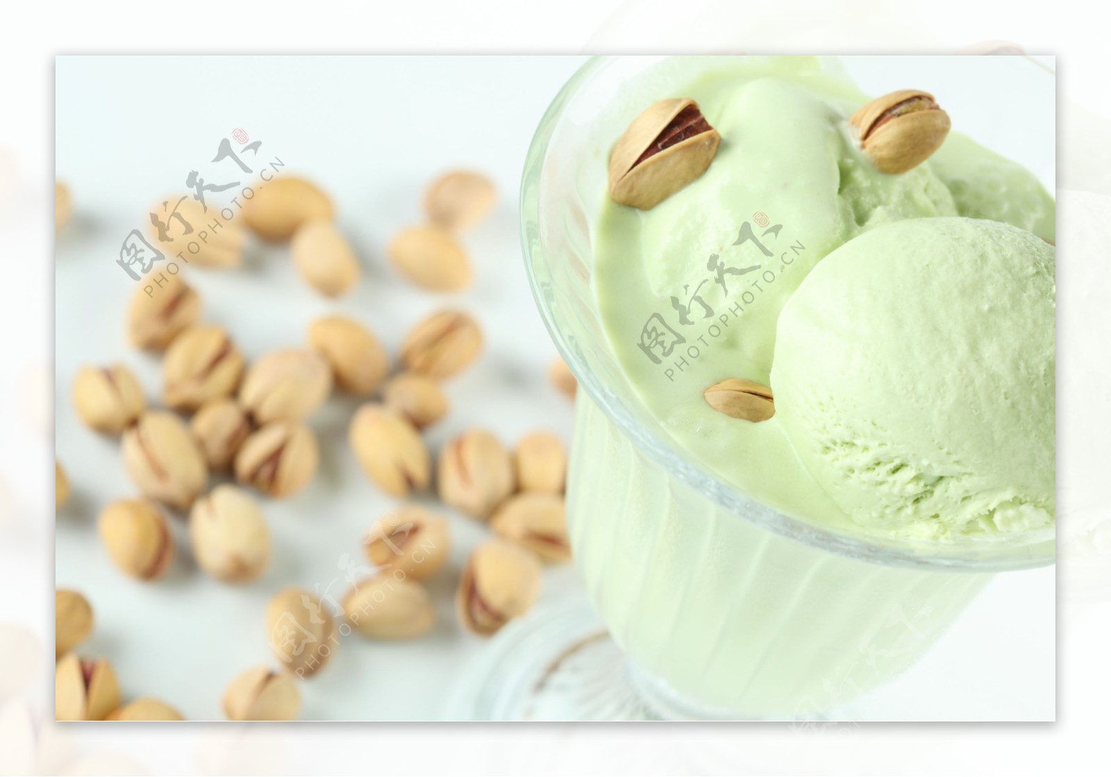 绿色圆筒冰淇淋图片