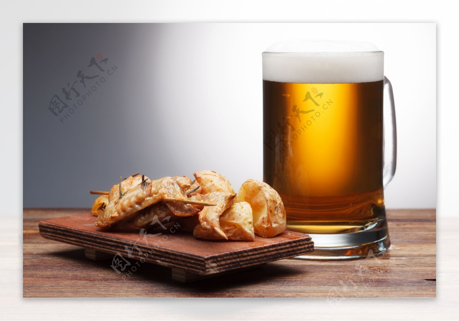 啤酒杯和美食图片