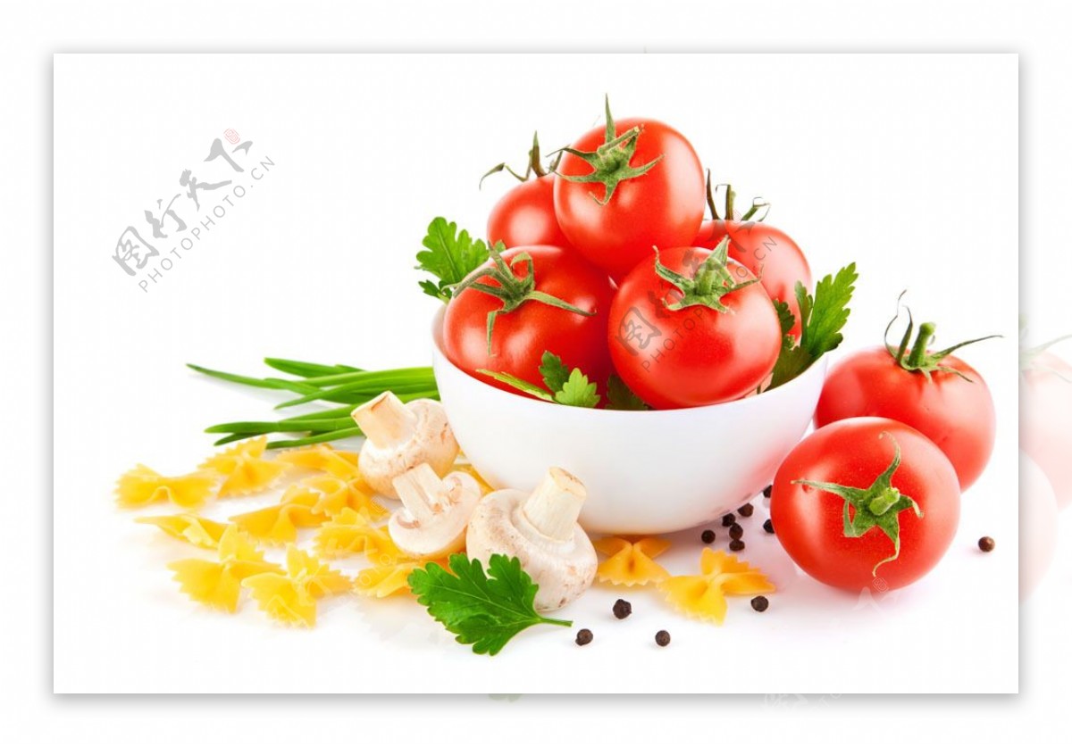 一碗西红柿和磨菇图片