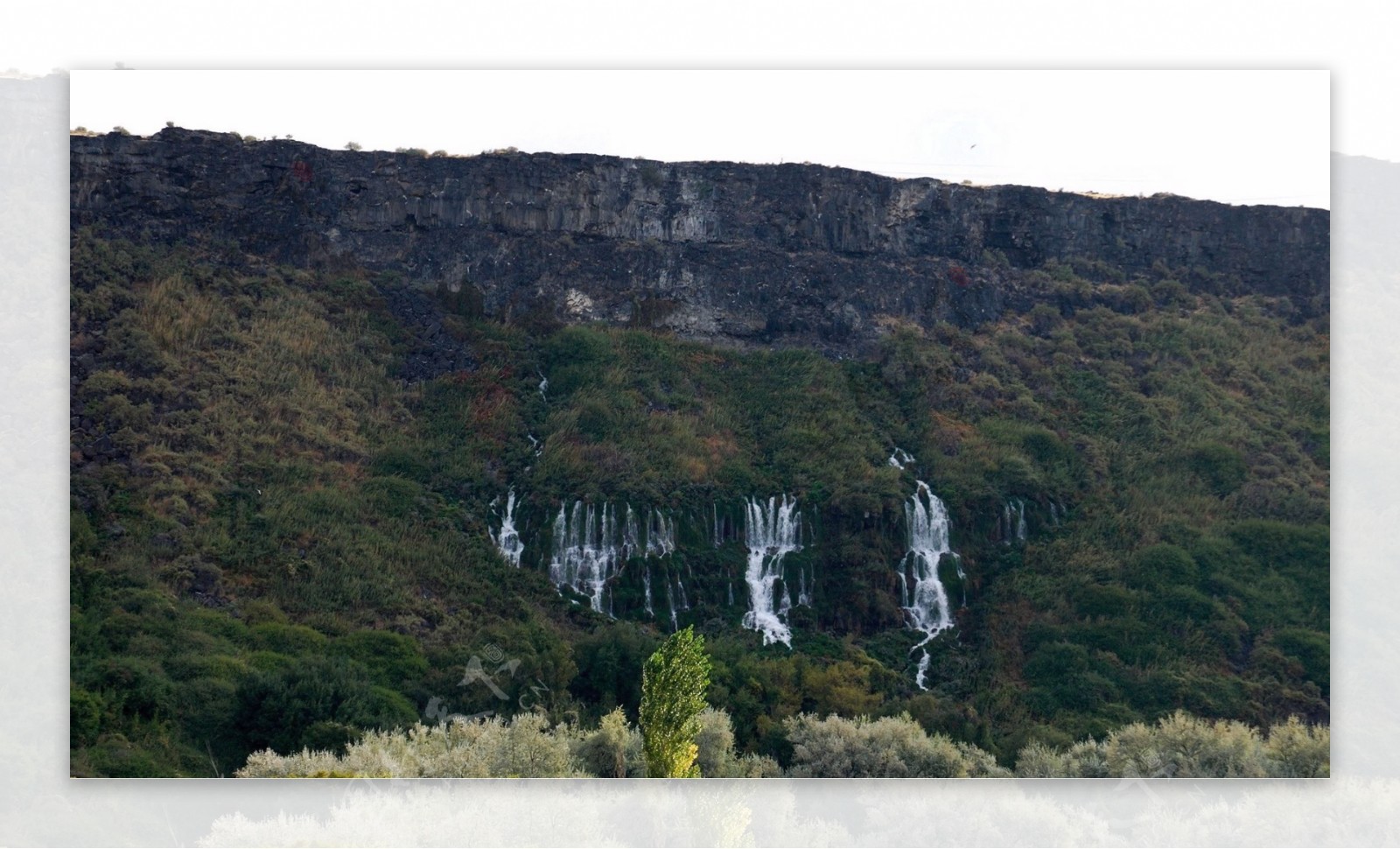 山崖上的瀑布图片