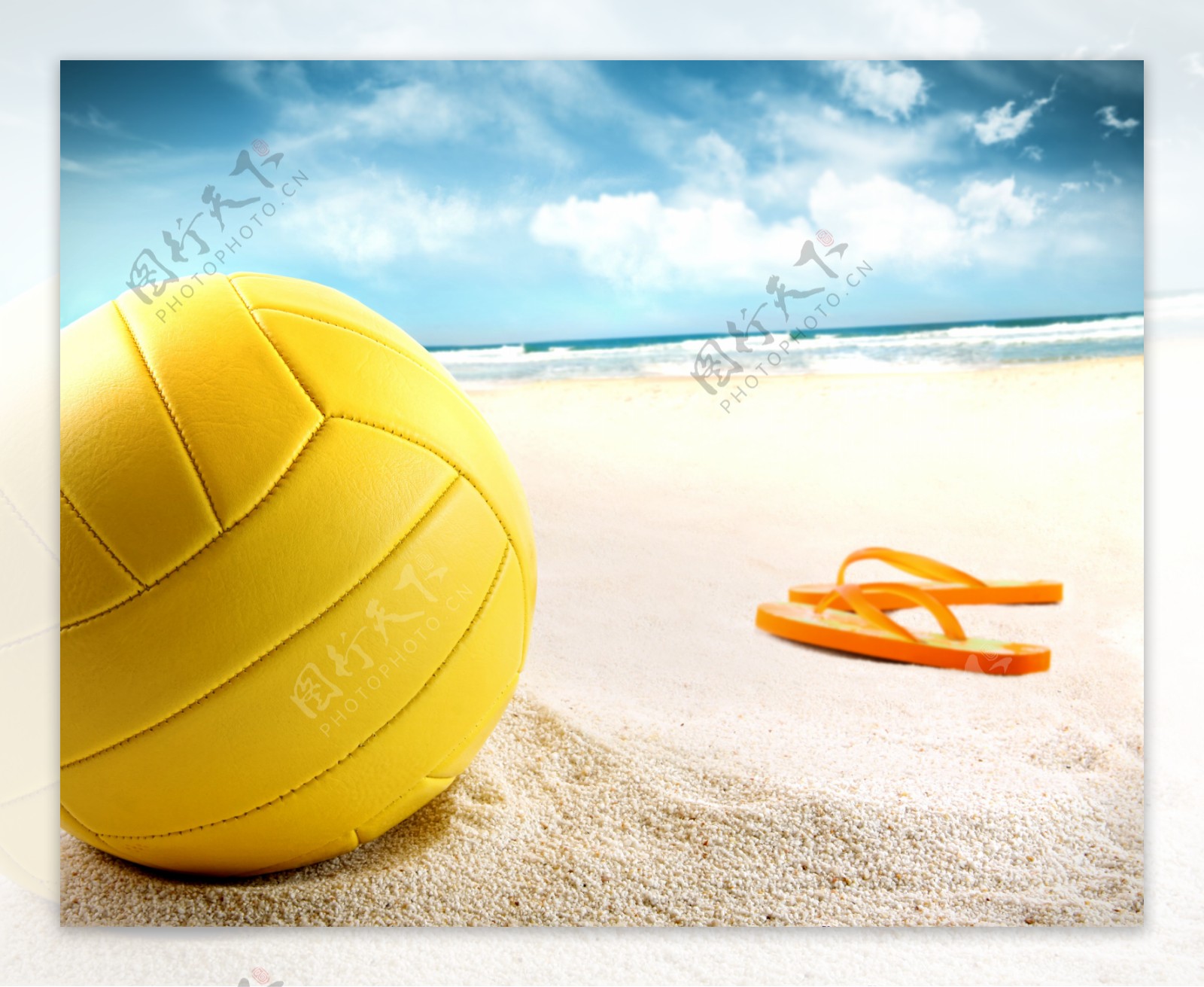 沙滩上的皮球与托鞋图片