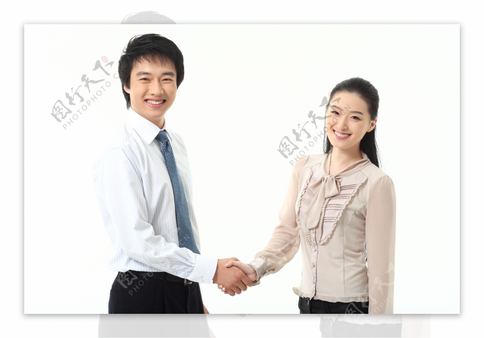握手微笑的商务男女图片